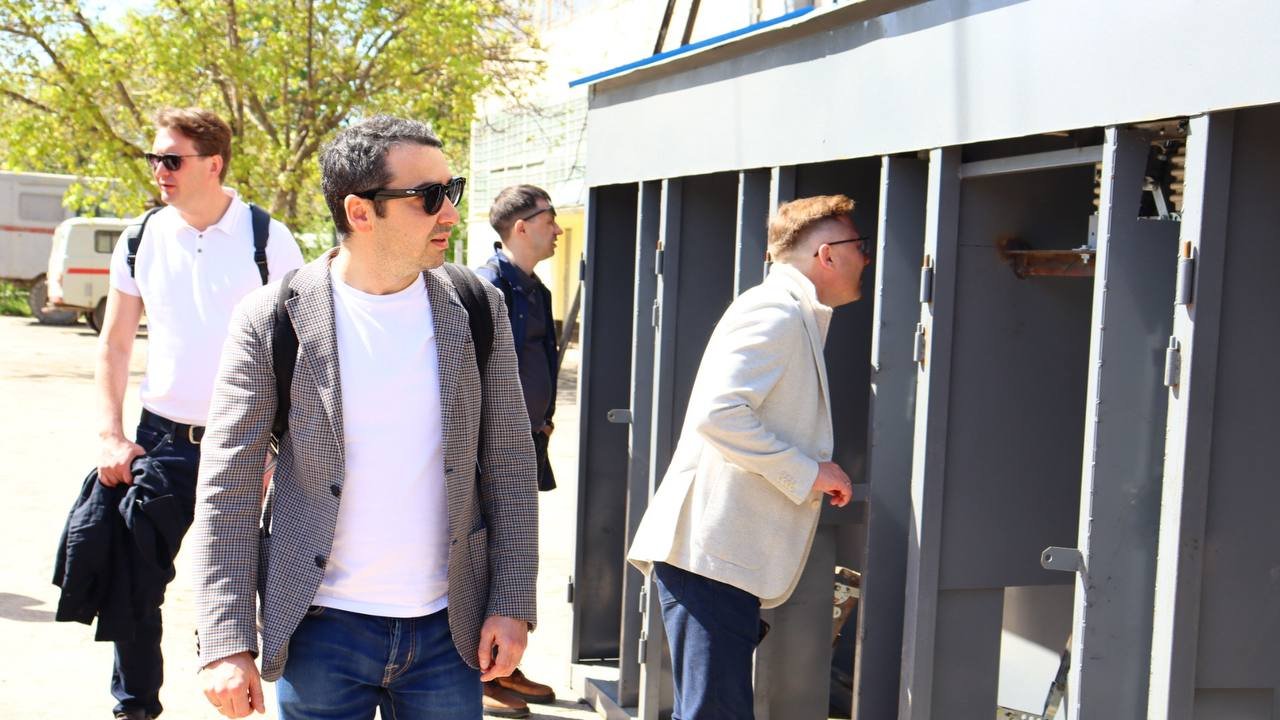 photo_5402068006893983409_y